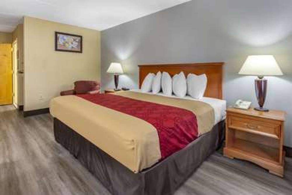 Econo Lodge & Suites 3