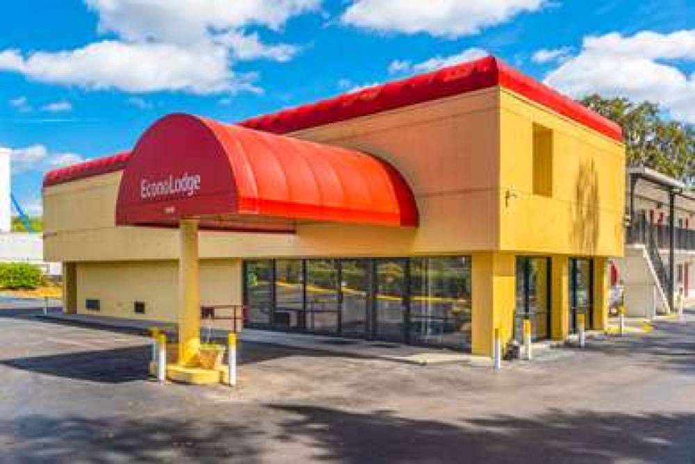 Econo Lodge University 3