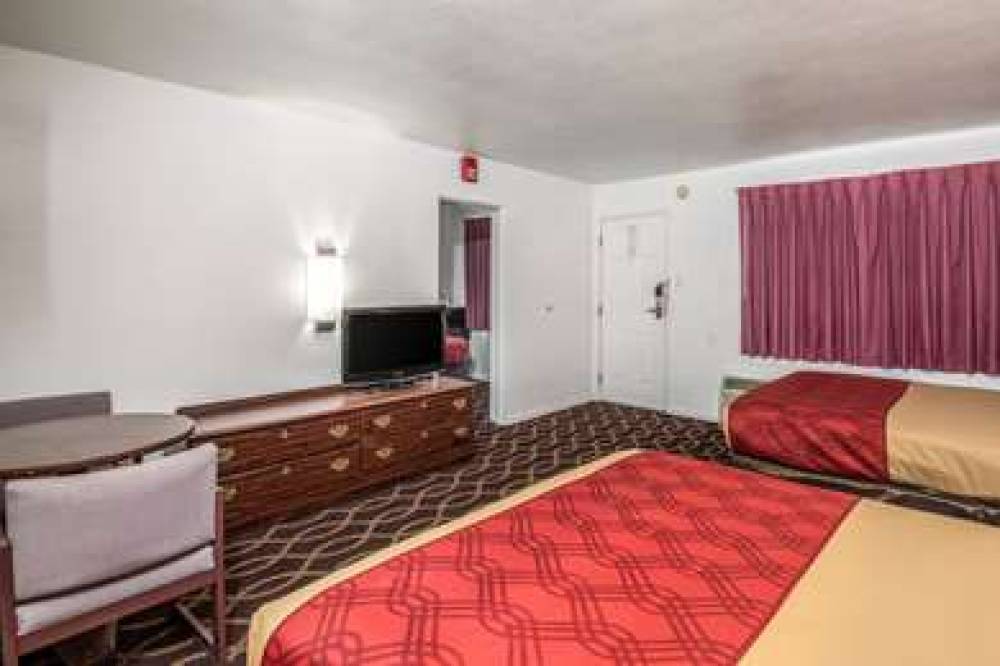 Econo Lodge University 10