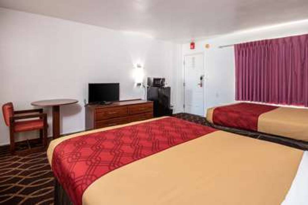 Econo Lodge University 8