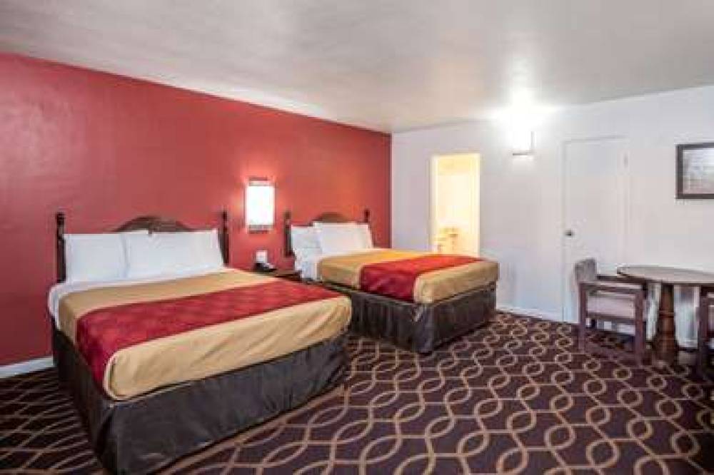 Econo Lodge University 9