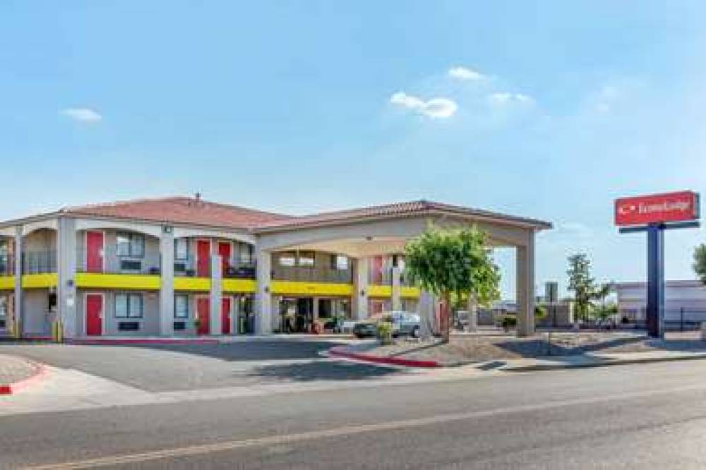 Econo Lodge West - Coors Blvd 1