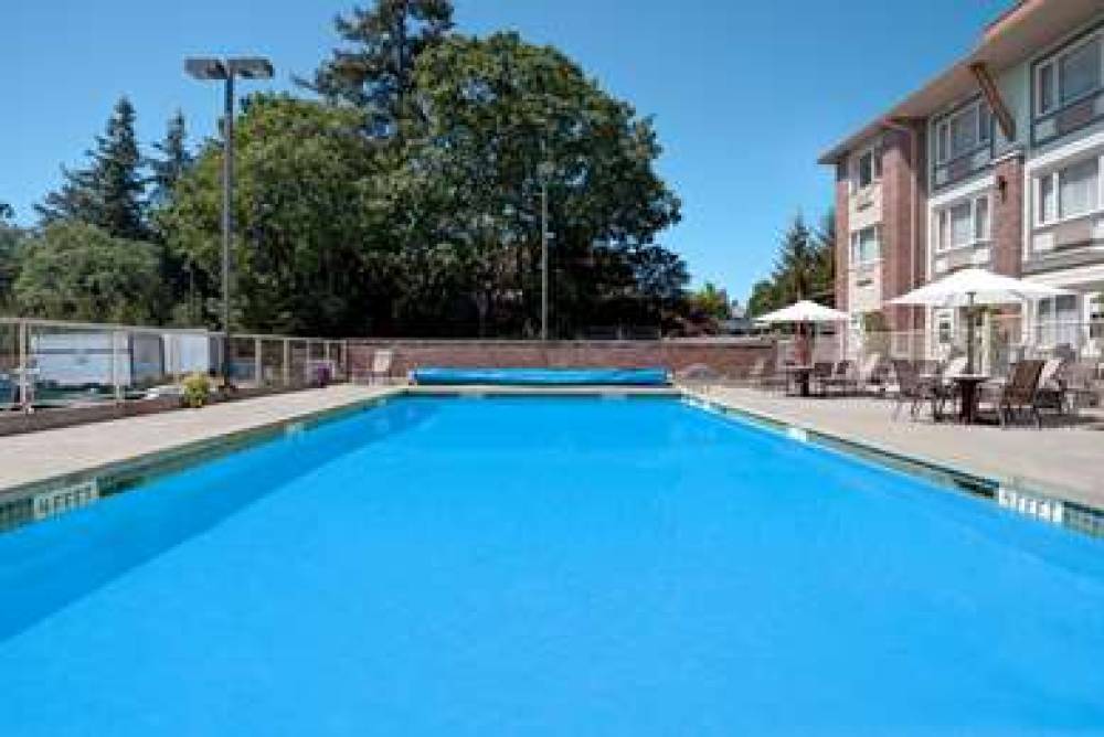 ELK LAKE INN SUITES VICTORIA 3