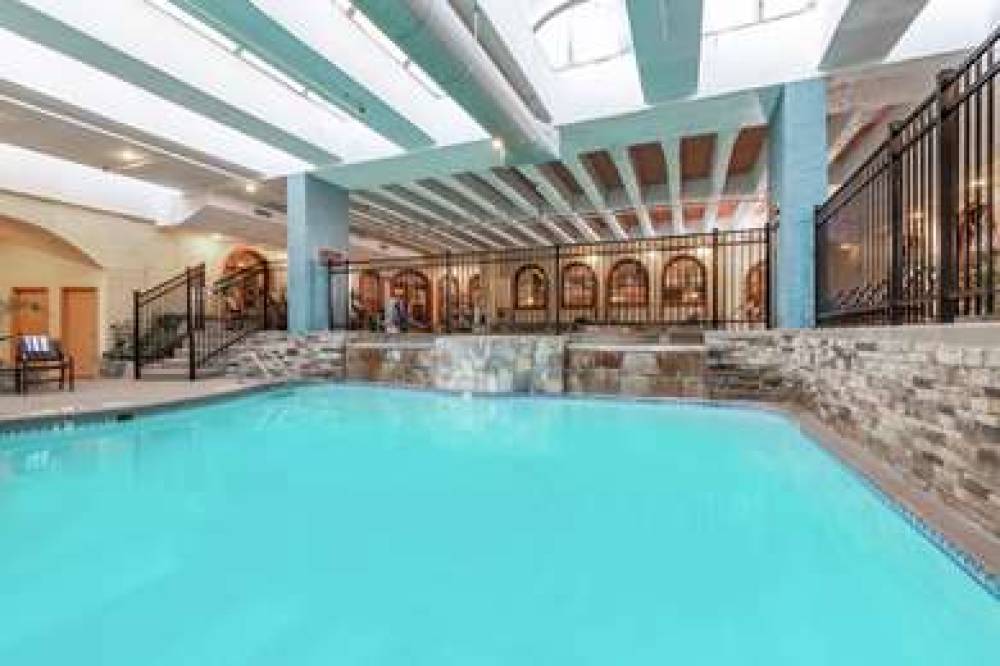 Embassy Suites By Hilton Kansas City- Plaza 8