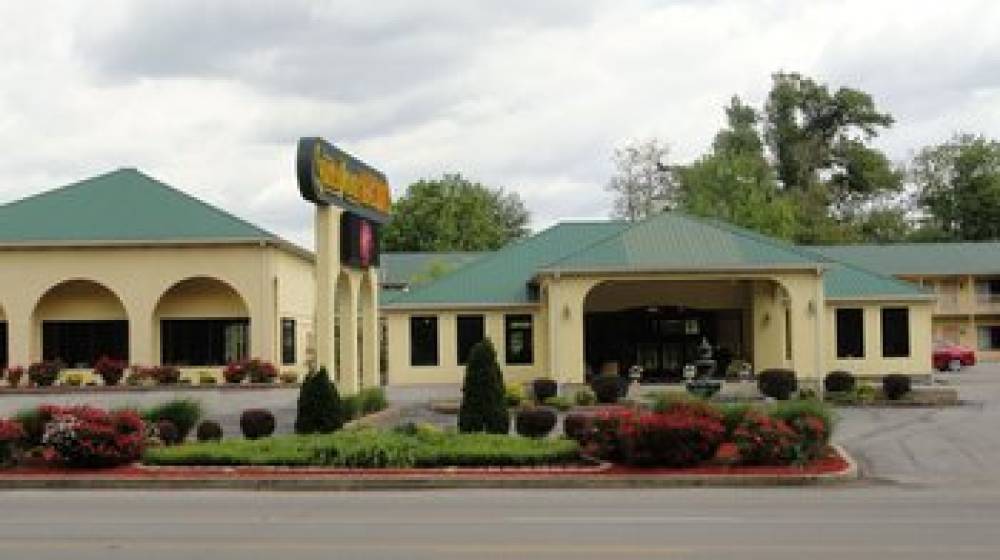 GOLDEN MANOR INN AND SUITES 1