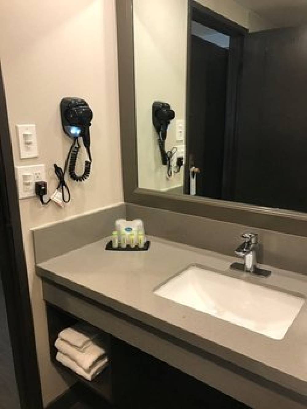 GreenTree Inn & Suites Alhambr 7