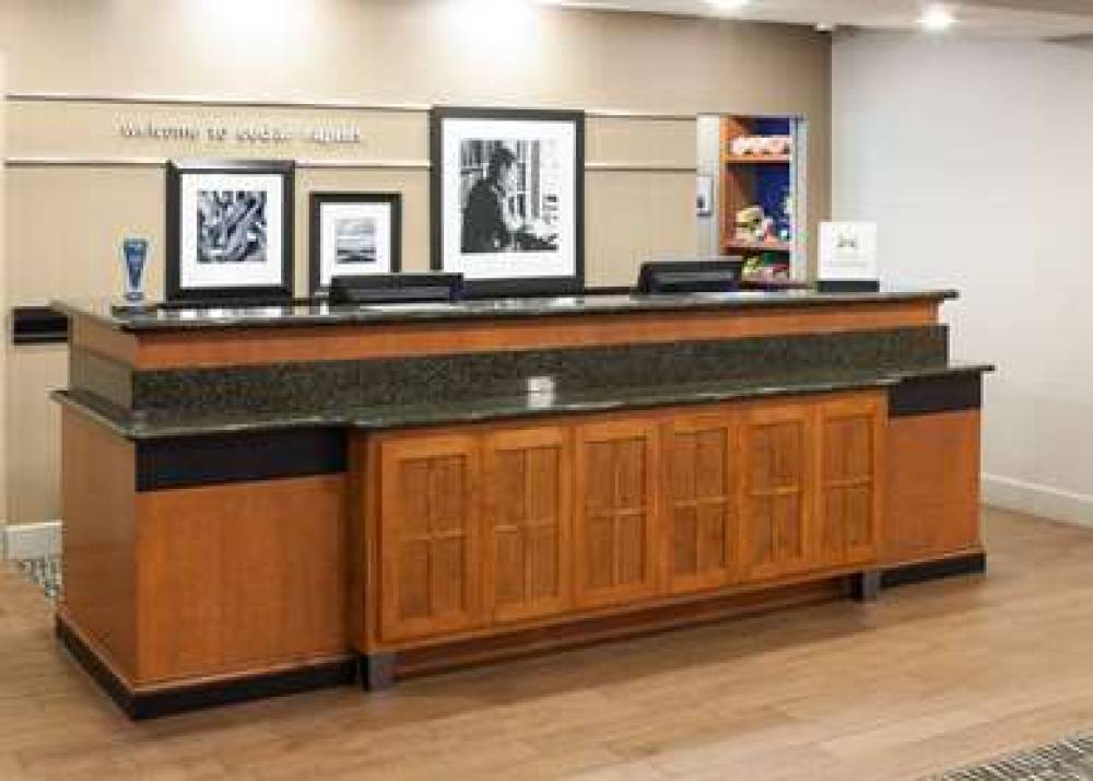 Hampton Inn &amp; Suites Cedar Rapids - North 5