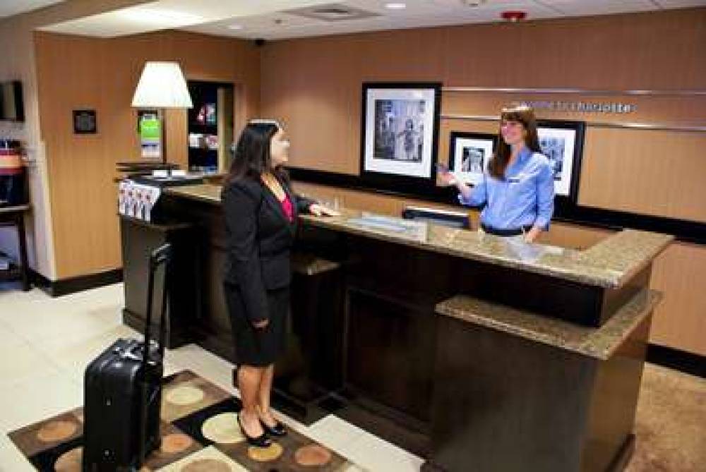 Hampton Inn &amp; Suites Charlotte-Airport 6