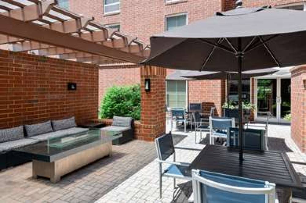 Hampton Inn &amp; Suites Charlottesville-At The U 4