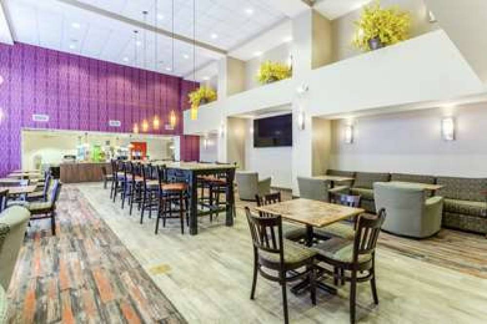 Hampton Inn &amp; Suites Chicago-Libertyville 6