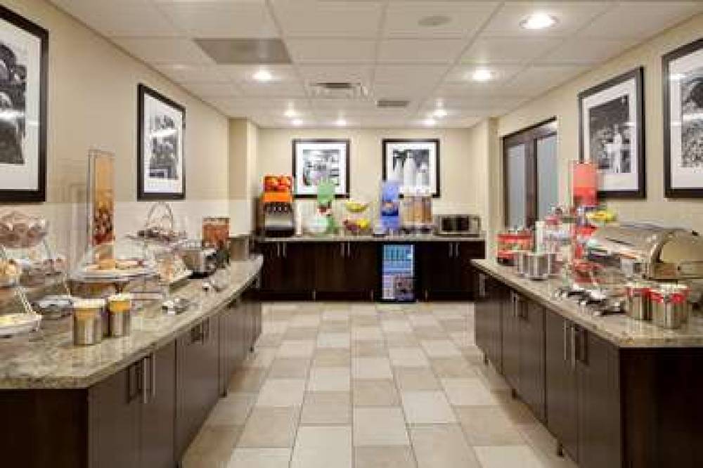 Hampton Inn &amp; Suites Chicago/St. Charles 6