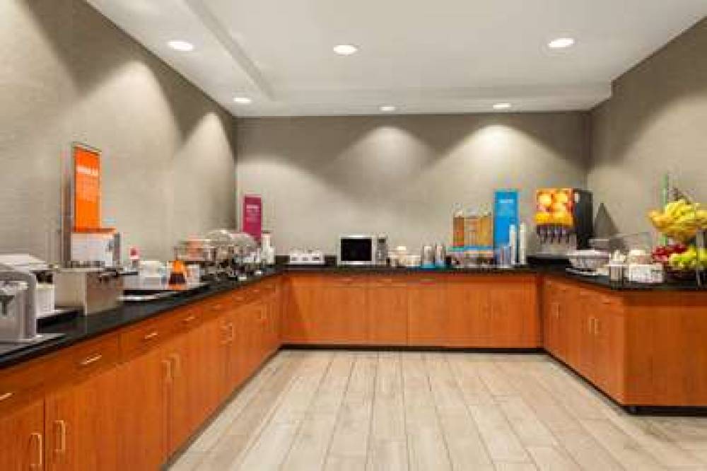 Hampton Inn &amp; Suites Denver-Cherry Creek 9