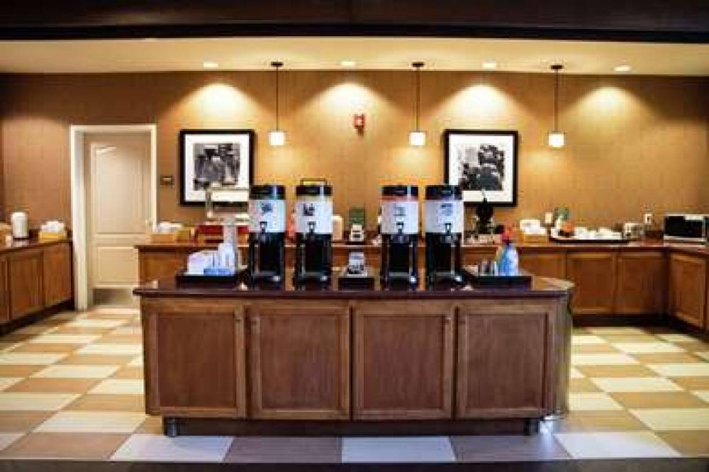 Hampton Inn &amp; Suites Fresno 6