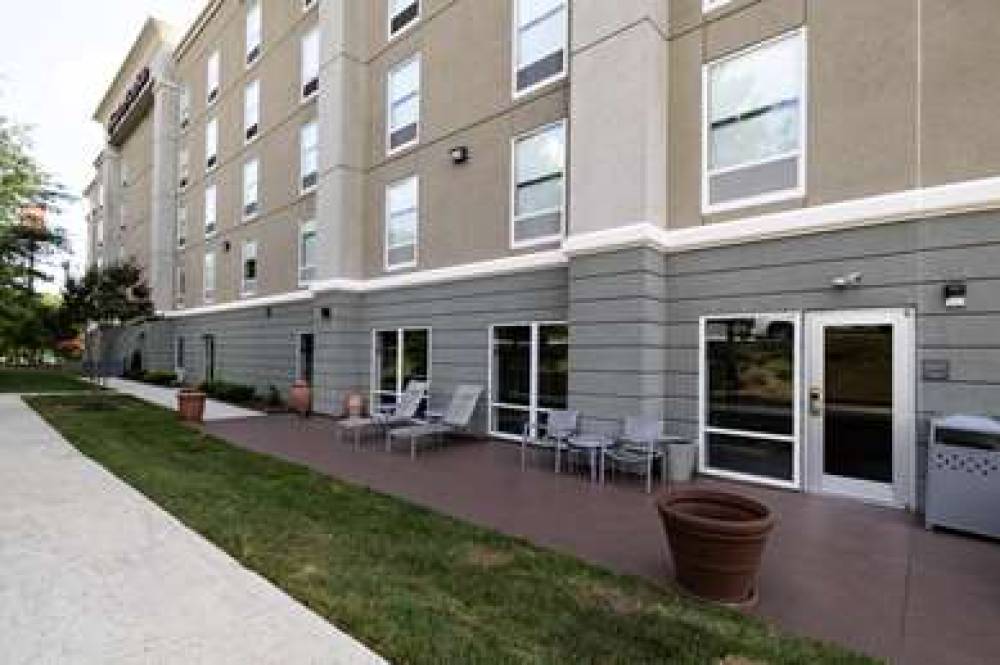 Hampton Inn &amp; Suites Greensboro/Coliseum Area 6