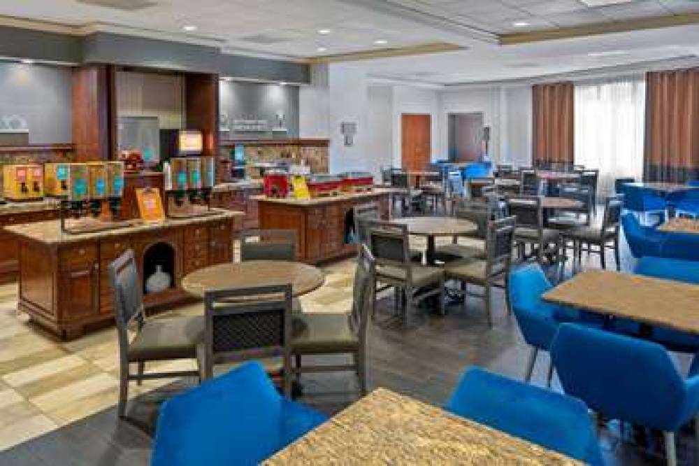 Hampton Inn &amp; Suites Kansas City-Country Club 10