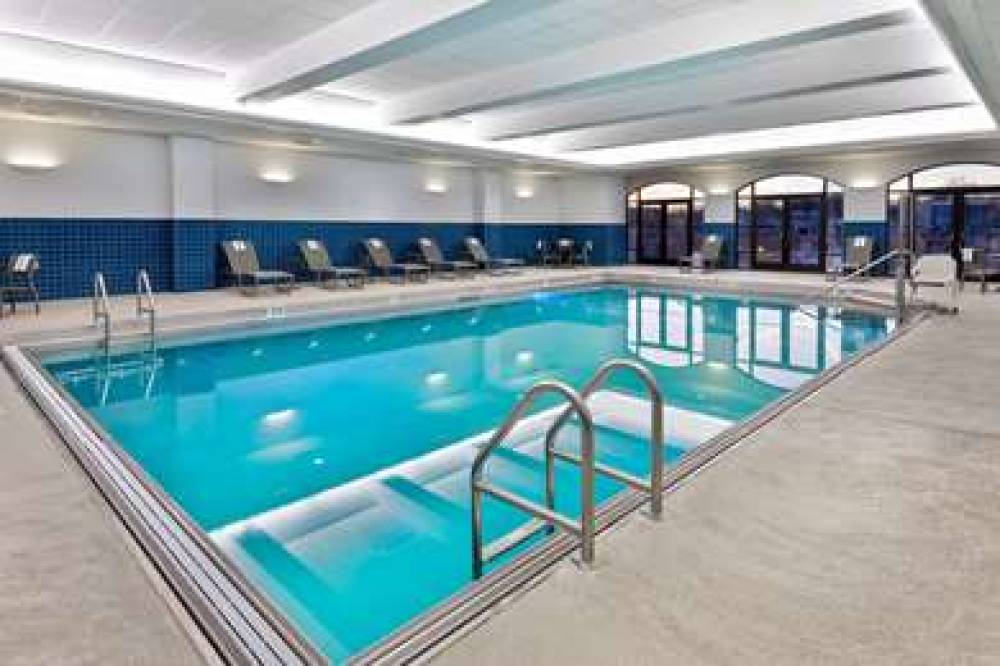 Hampton Inn &amp; Suites Kansas City-Country Club 9