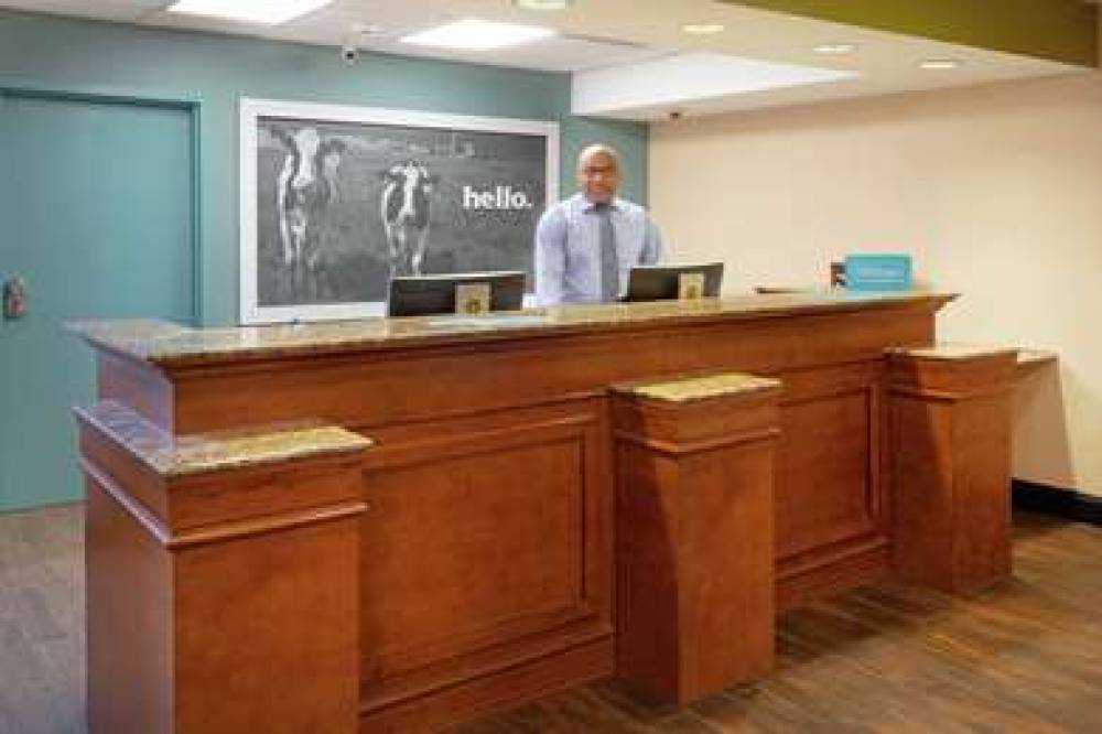 Hampton Inn &amp; Suites Kansas City-Merriam 5