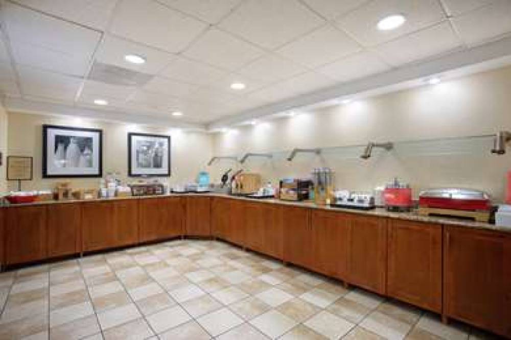 Hampton Inn &amp; Suites Kansas City-Merriam 6