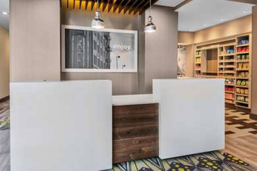 Hampton Inn &amp; Suites Los Angeles/Hollywood, CA 4