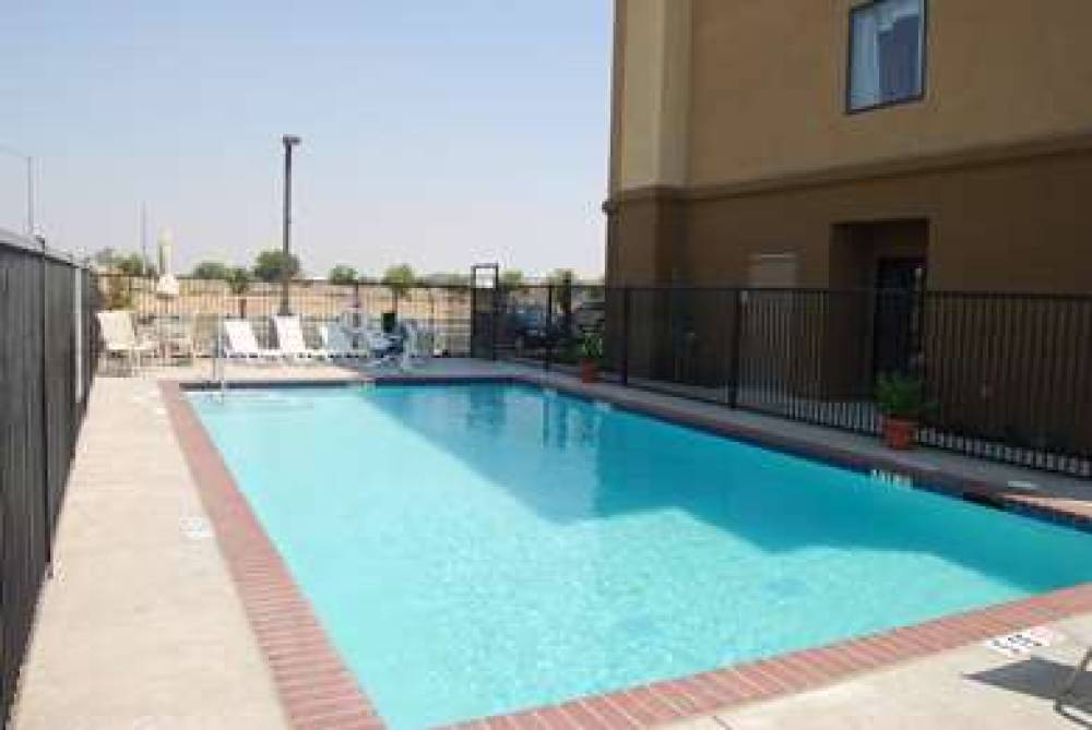 Hampton Inn &amp; Suites Madera 7