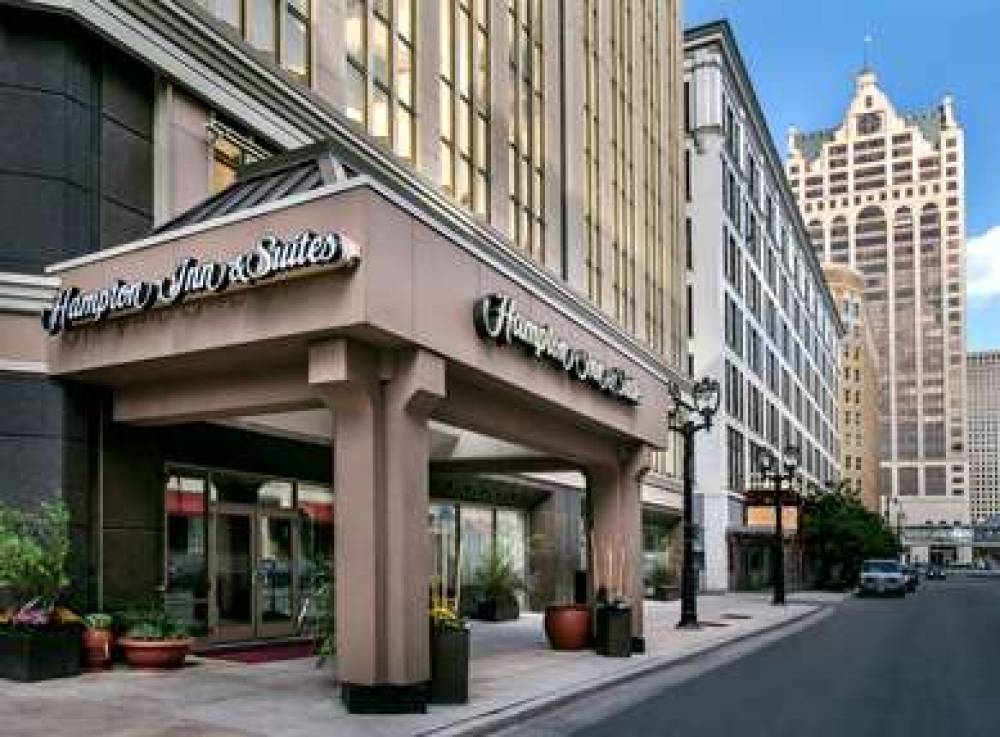 Hampton Inn &amp; Suites Milwaukee Downtown 1