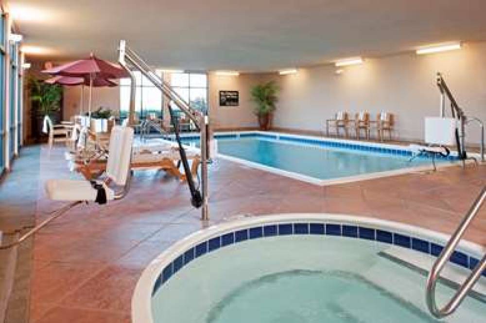 Hampton Inn &amp; Suites Moline/Quad City Interna 3