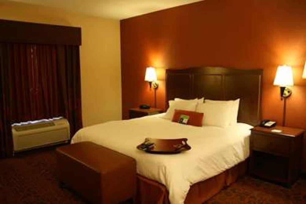 Hampton Inn &amp; Suites New Castle 3