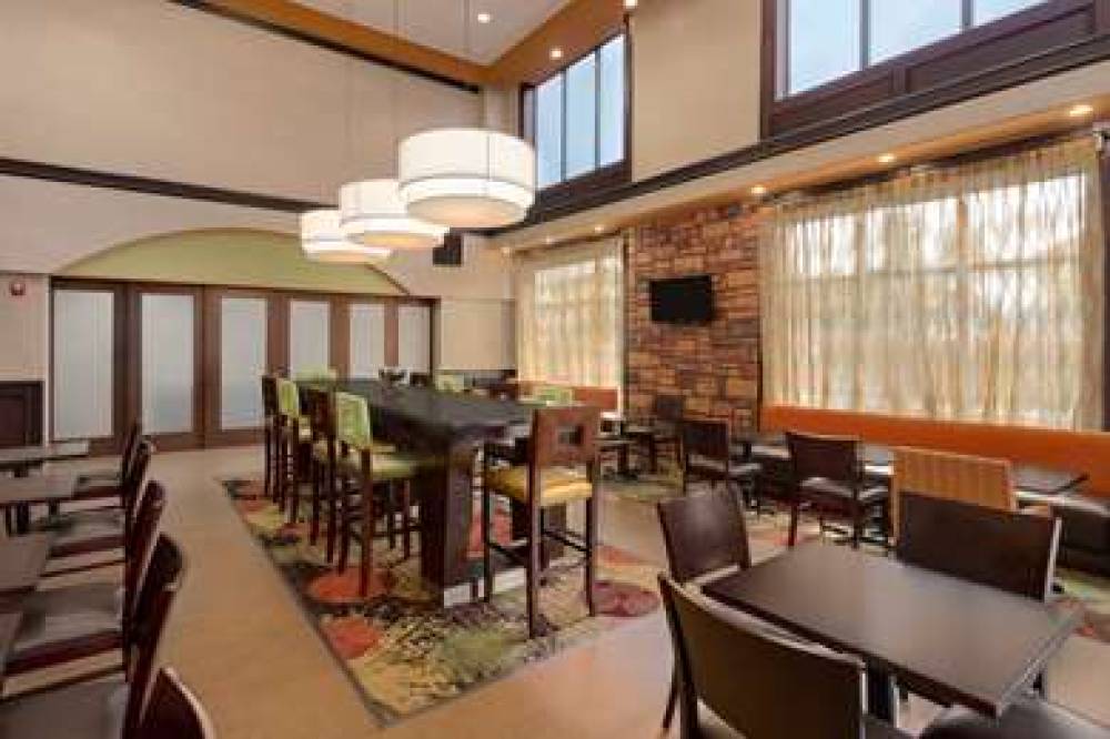 Hampton Inn &amp; Suites Pharr 4