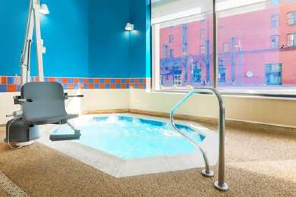 Hampton Inn &amp; Suites Pittsburgh-Downtown 8