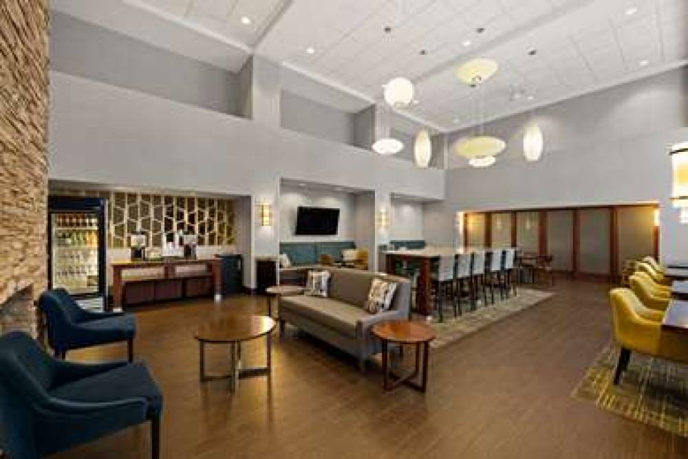 Hampton Inn &amp; Suites Poughkeepsie 9