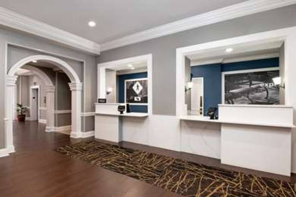 Hampton Inn &amp; Suites Stamford 5