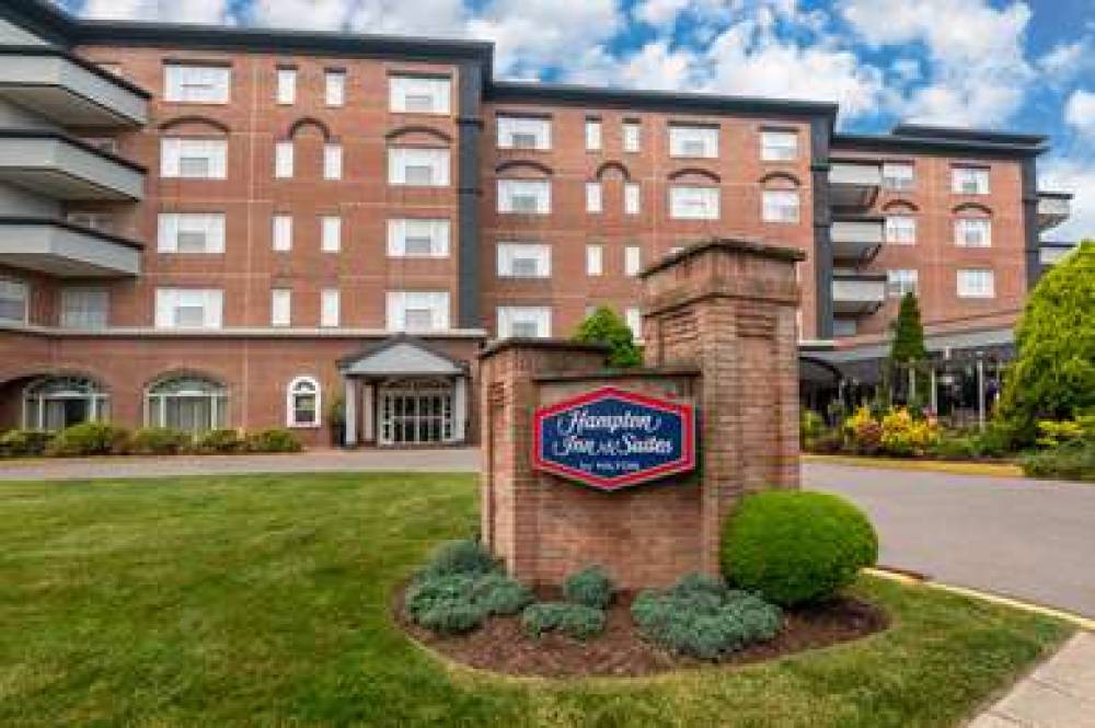 Hampton Inn &amp; Suites Stamford 1