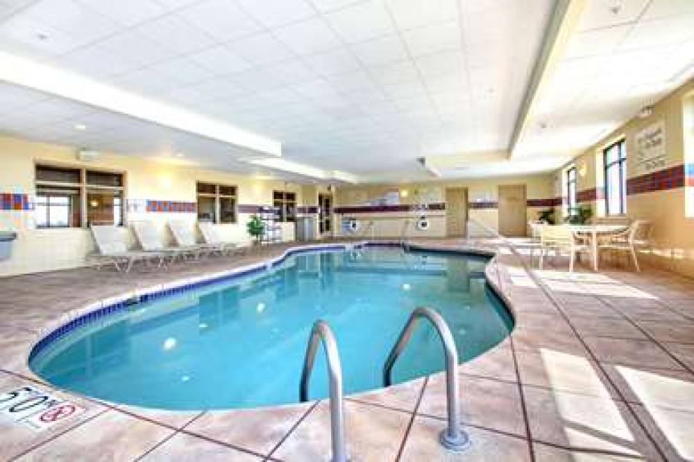 Hampton Inn &amp; Suites West Bend 8