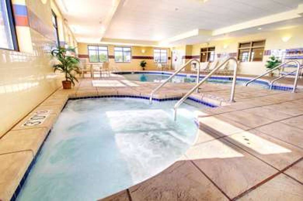 Hampton Inn &amp; Suites West Bend 9