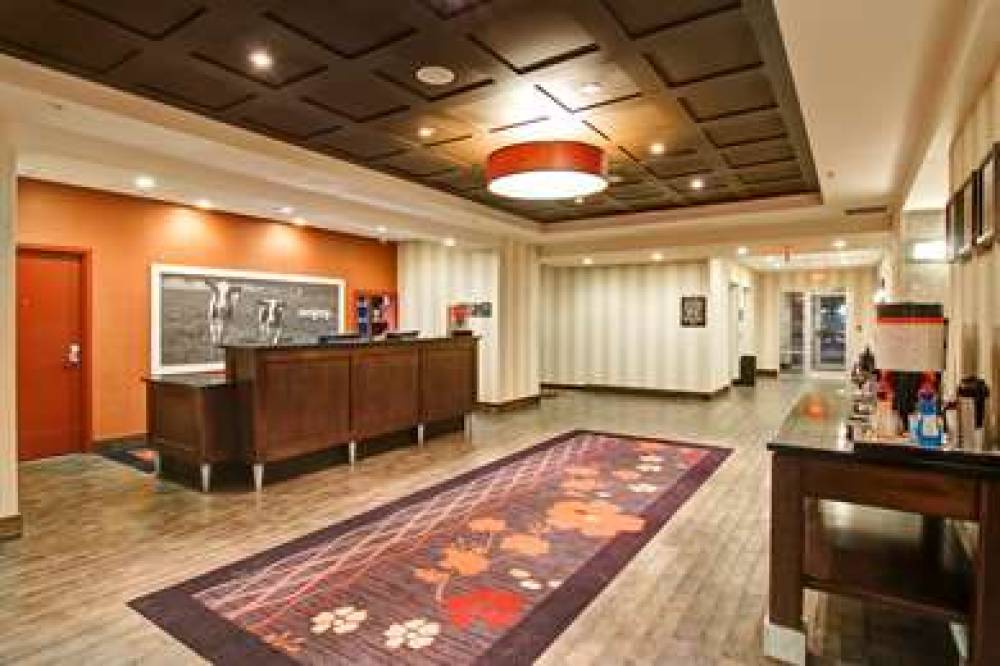 Hampton Inn And Suites By Hilton Red Deer 10