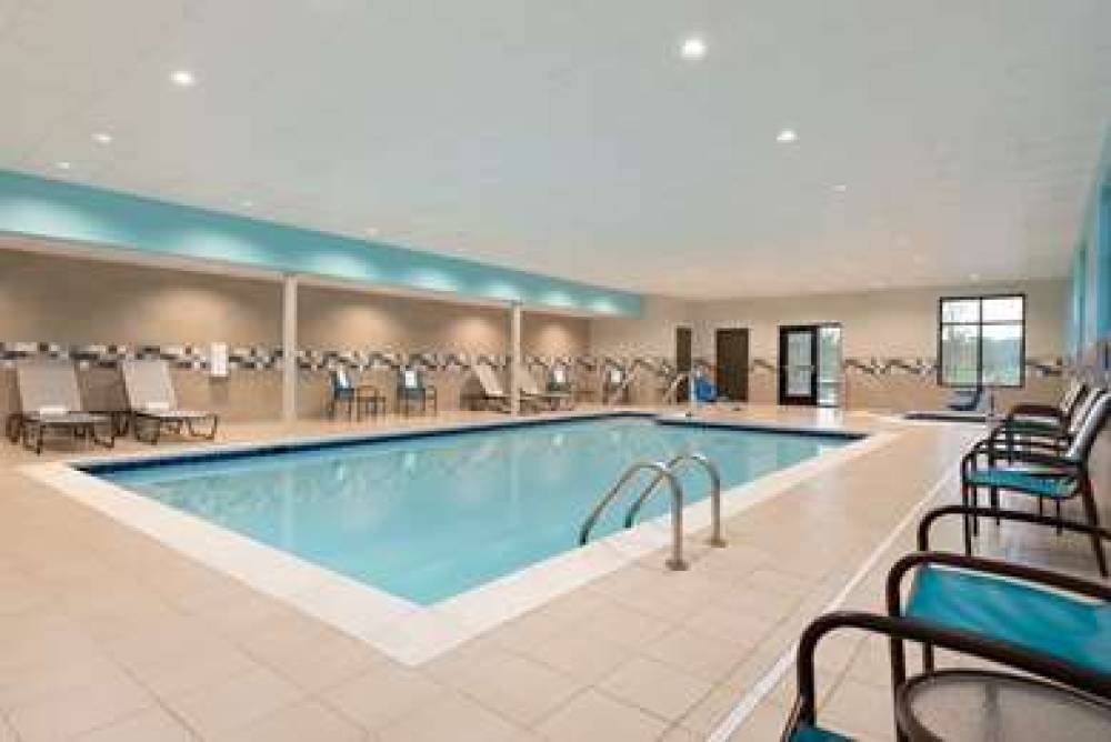 HAMPTON INN ANDAMP; SUITES KENOSHA 6