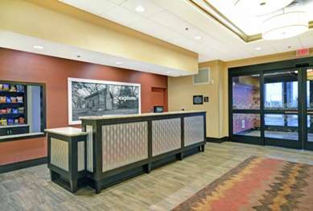 HAMPTON INN ANDAMP; SUITES MILWAUKE 3