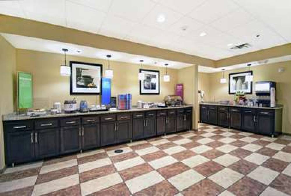 HAMPTON INN ANDAMP; SUITES MILWAUKE 5