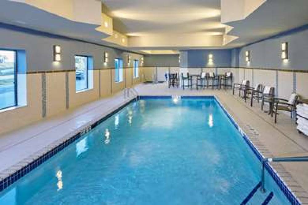 HAMPTON INN ANDAMP; SUITES MILWAUKE 4