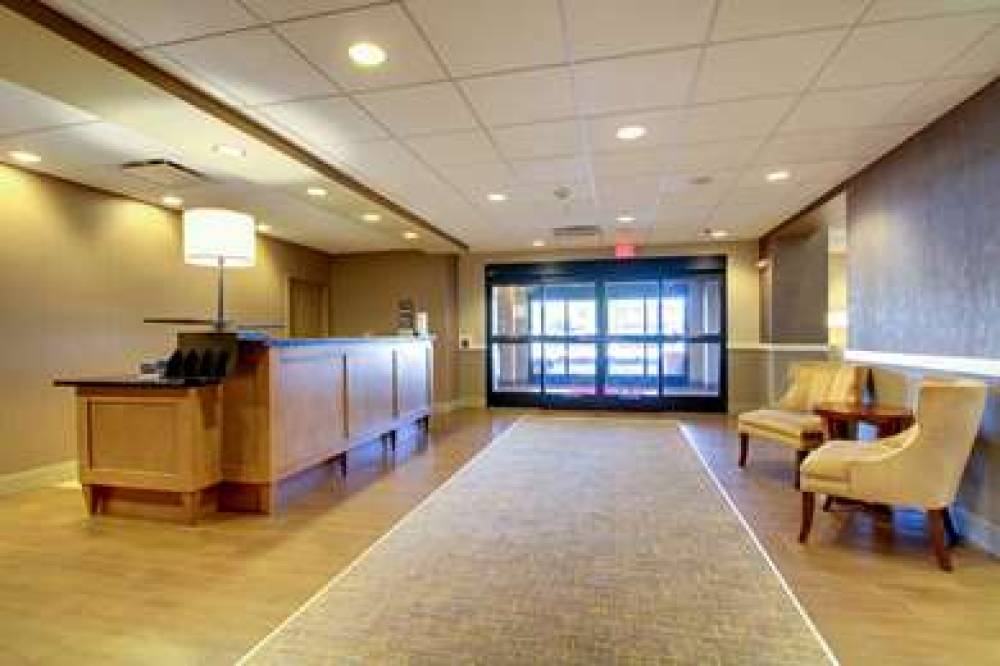 HAMPTON INN ANDAMP; SUITES MILWAUKE 10