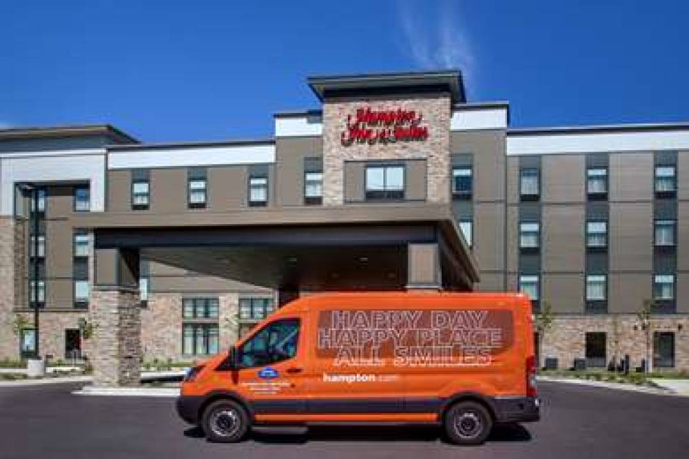 HAMPTON INN ANDAMP; SUITES MILWAUKE 1