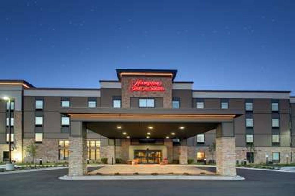 HAMPTON INN ANDAMP; SUITES MILWAUKE 4