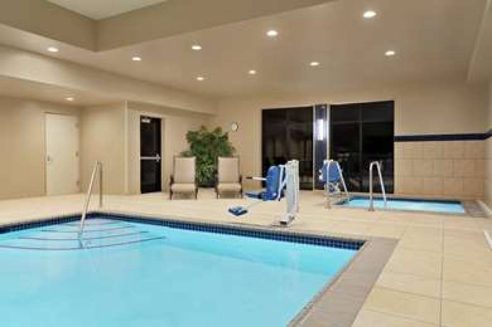 HAMPTON INN ANDAMP; SUITES MOUNT JO 6