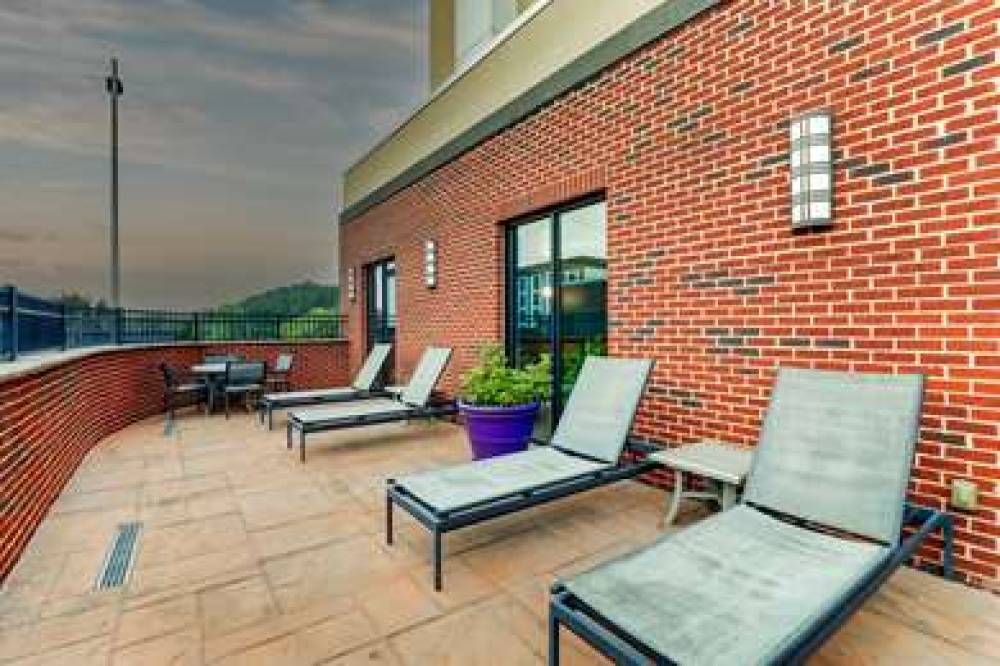 HAMPTON INN ANDAMP; SUITES ROME 7