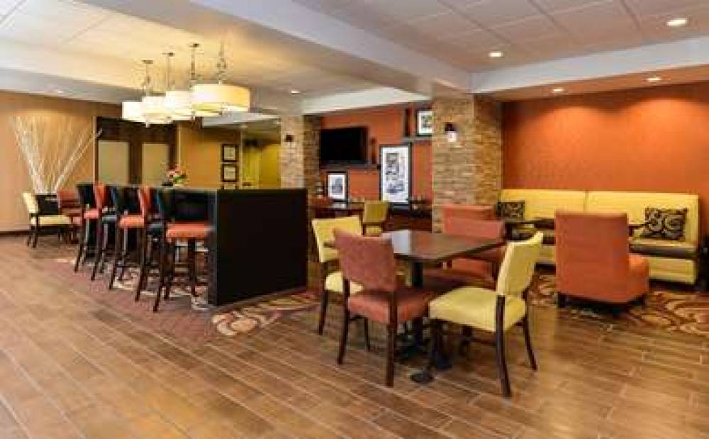 Hampton Inn Clinton, IA 4