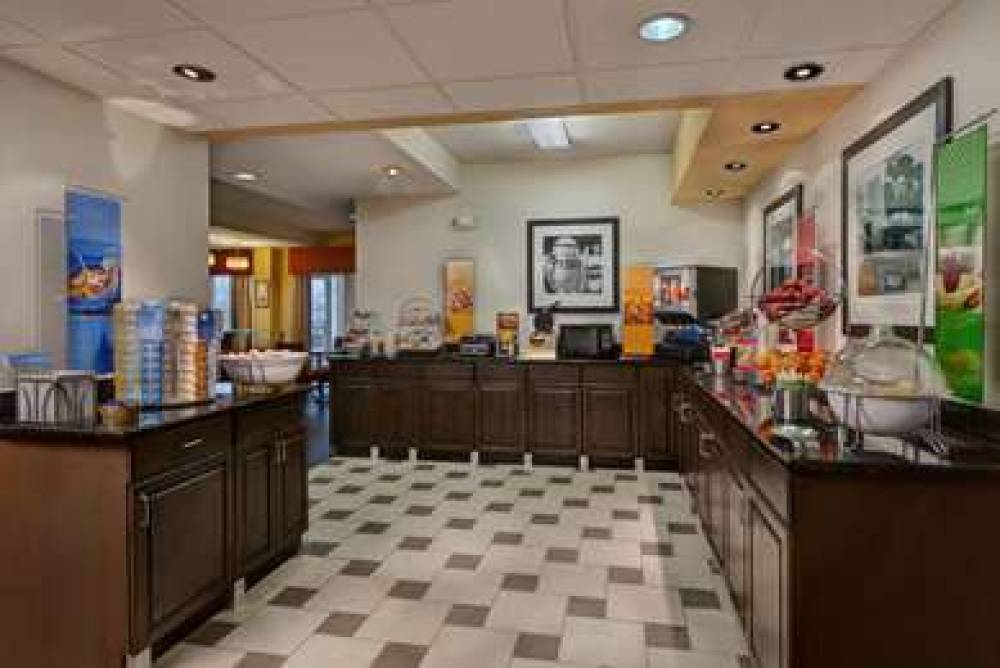 Hampton Inn Milwaukee Northwest 6