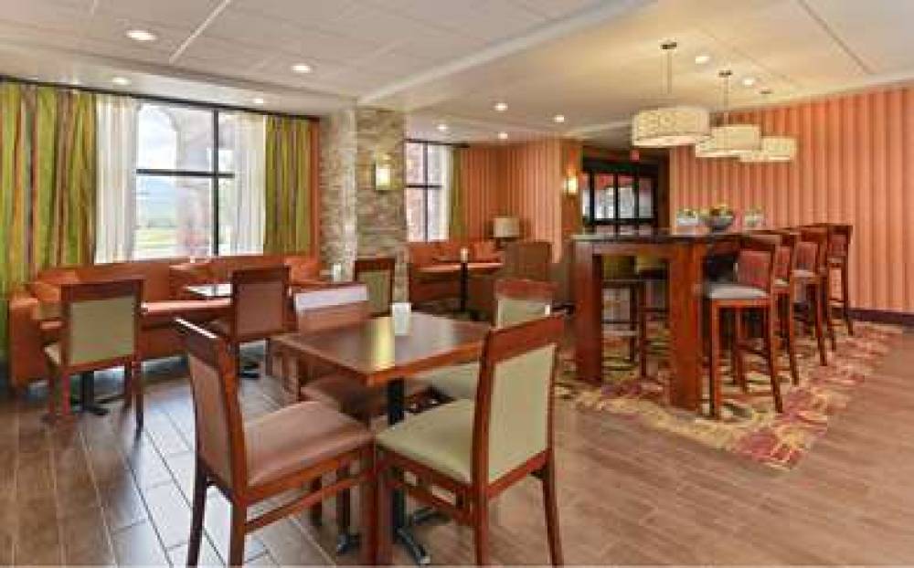 Hampton Inn Muscatine, IA 3