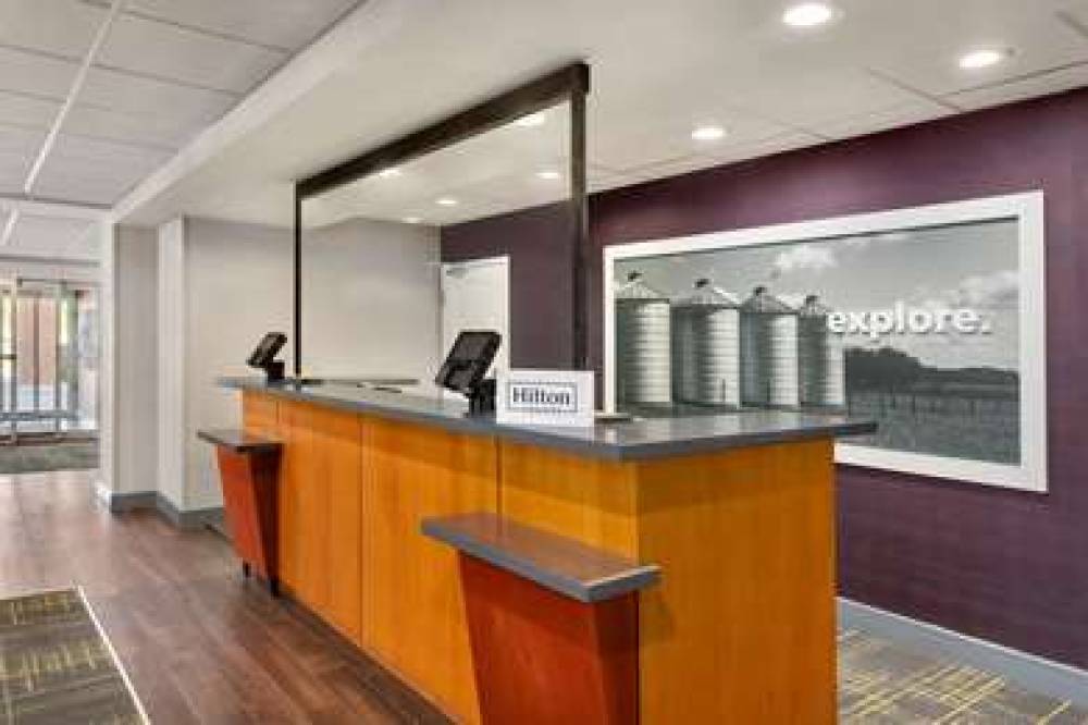 HAMPTON INN ST. LOUIS-COLUMBIA 6