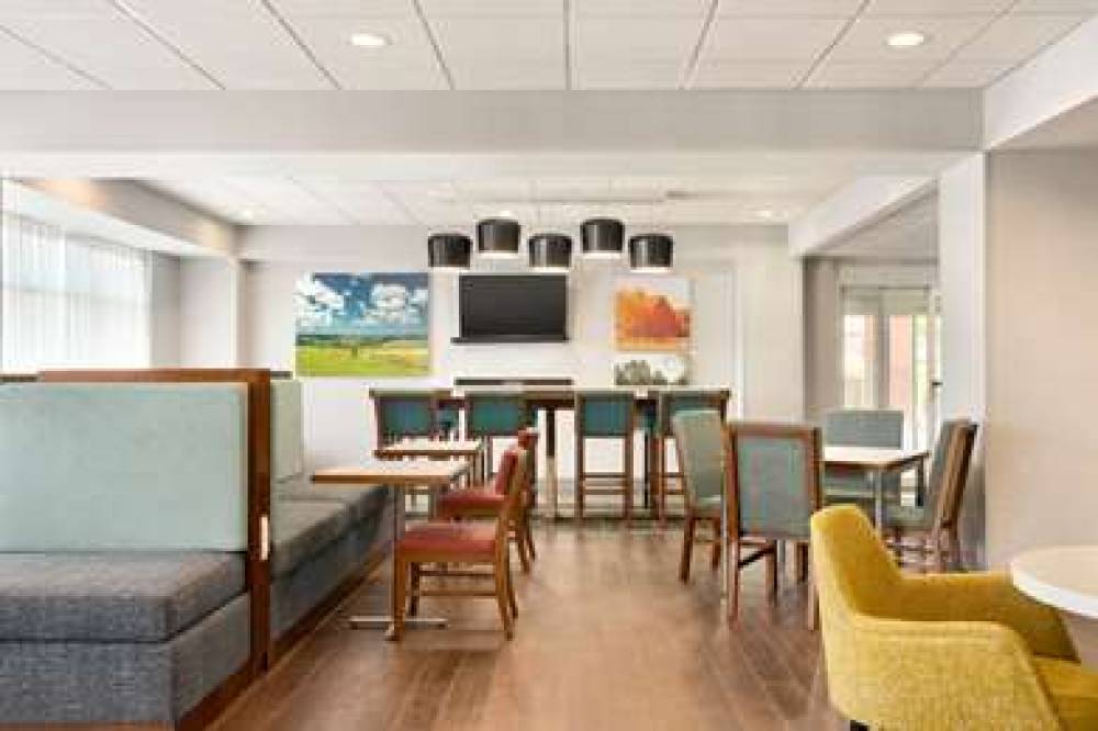 HAMPTON INN ST. LOUIS-COLUMBIA 4