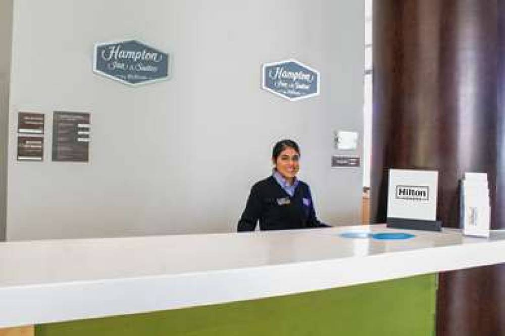 HAMPTON INN SUITES BY HLTON AIRPORT 4